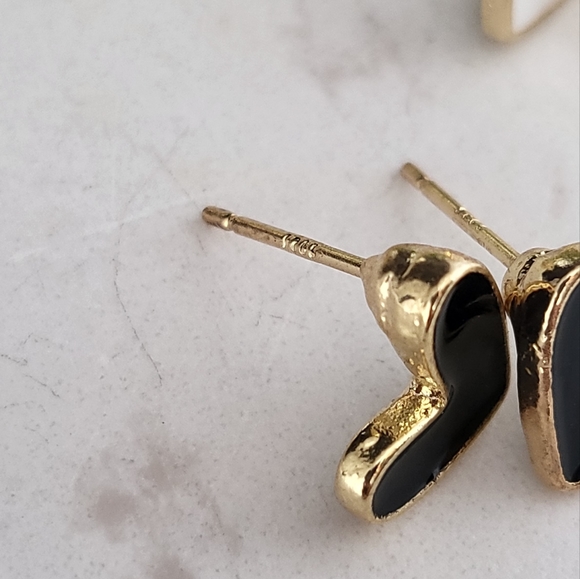New gold tone and enamel studs black white hearts - Picture 4 of 6